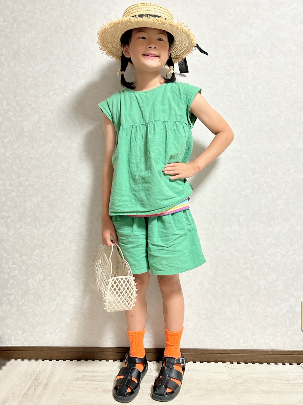 「夏コーデ、セットアップ、ハーフパンツ、ショートパンツ、リネン、グルカサンダル、麦わら帽子、カンカン帽、トートバッグ、レイヤードスタイル、スウィーツ同盟会、プチプラ、サンダル、ミニバッグ、カラー×コーデ」｜「Birthdayのblack closet 130cm リネンブレンド トップス1,309円、キュロット 1,089円（セットアップ、グリーン系）」を使った、lenlen23さん（キッズ・127cm）の夏コーディネートの1枚目の写真