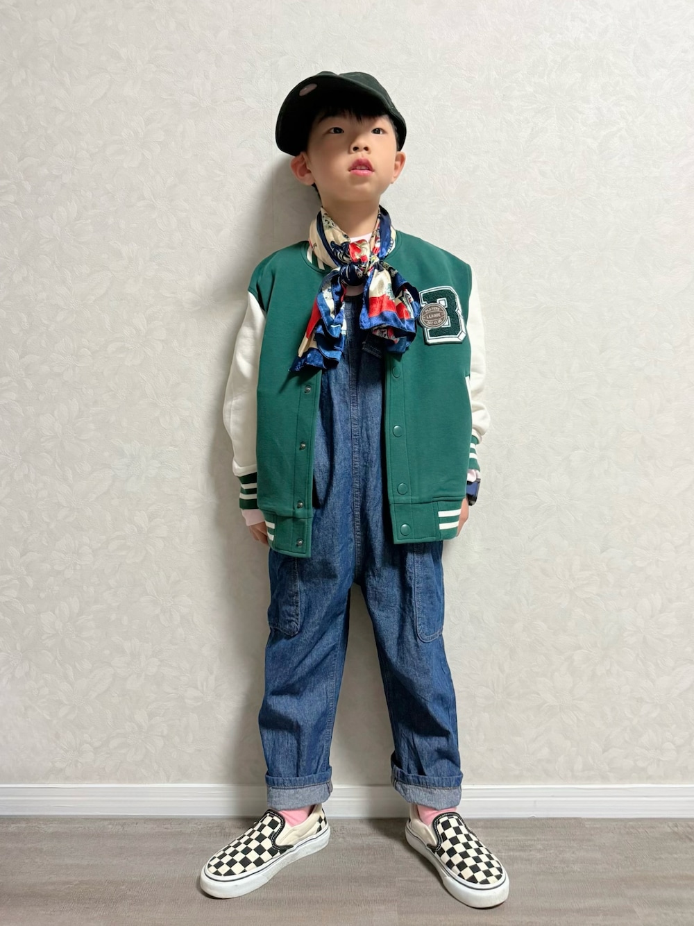 ブルー系のサロペット/オーバーオール、ブラック系のスリッポン、ピンク系のTシャツ/カットソーを着用したキッズの春コーディネートの1枚目の写真