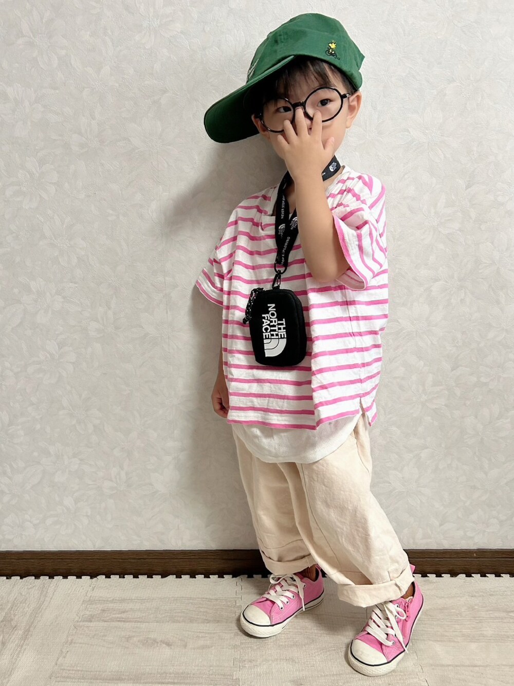 「秋服まるっと大公開、秋コーデ、カジュアルコーデ、めがね、pink男子部、韓国子供服、スニーカー、キャップ、お出かけコーデ、休日スタイル、ボーダー、スウィーツ同盟会、カーゴパンツ、ショルダーバッグ、靴下オタク」｜「UNIQLOのキッズ ピーナッツ2021 秋冬 キャップ 1,500円（キャップ、グリーン系）」を使った、lenlen23さん（キッズ・90cm）の秋コーディネートの1枚目の写真