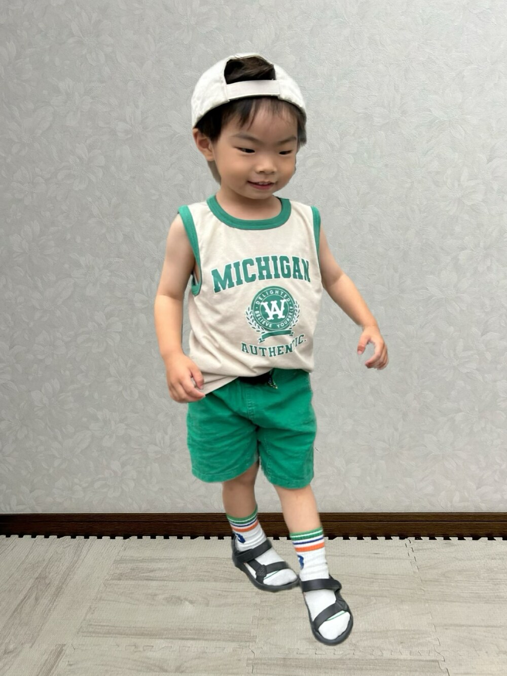 ベージュ系のタンクトップ、ブラック系のシャツ/ブラウス、グリーン系のその他パンツを着用したキッズの夏コーディネートの1枚目の写真