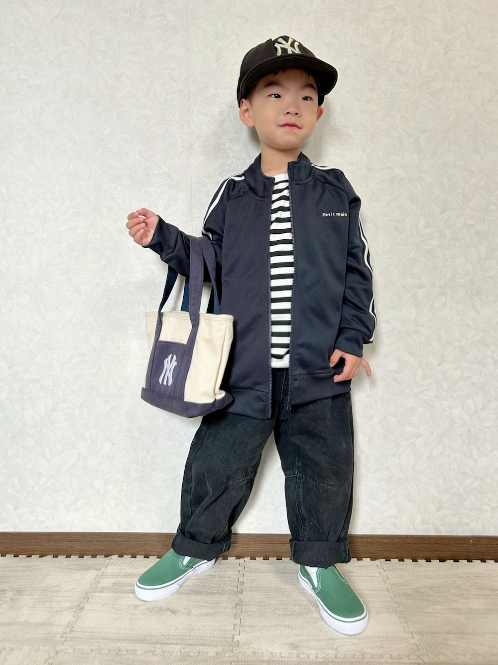ホワイト系のTシャツ/カットソー、ブルー系のジャケット/アウター、グレー系のデニムパンツを着用したキッズの秋コーディネートの1枚目の写真
