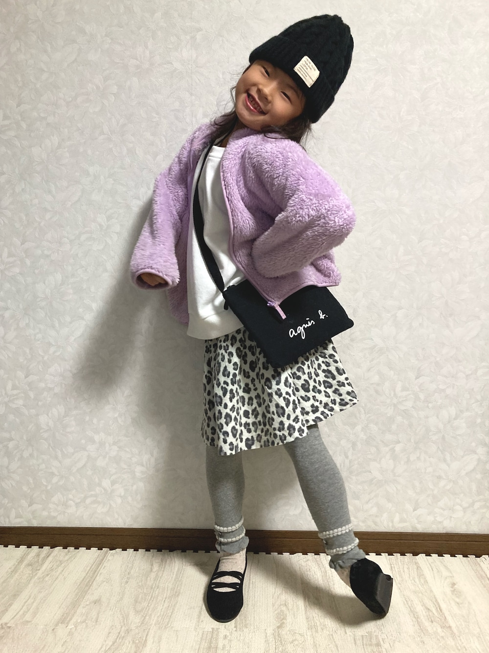 「レオパード、ニット帽、ショルダーバッグ、タイツ、冬コーデ、バレエシューズ、フリースジャケット、バックプリント、アニエスベー、お誕生日おめでとう！、笑顔拡散、雪ちゃん！大すし🍣💓♥️❤️、STOP 誹謗中傷、WEARは皆の拠り所、笑顔の輪を繋ごう」｜「西松屋のアイテム（キャップ、ブラック系）」を使った、lenlen23さん（キッズ・80cm）の秋コーディネートの1枚目の写真