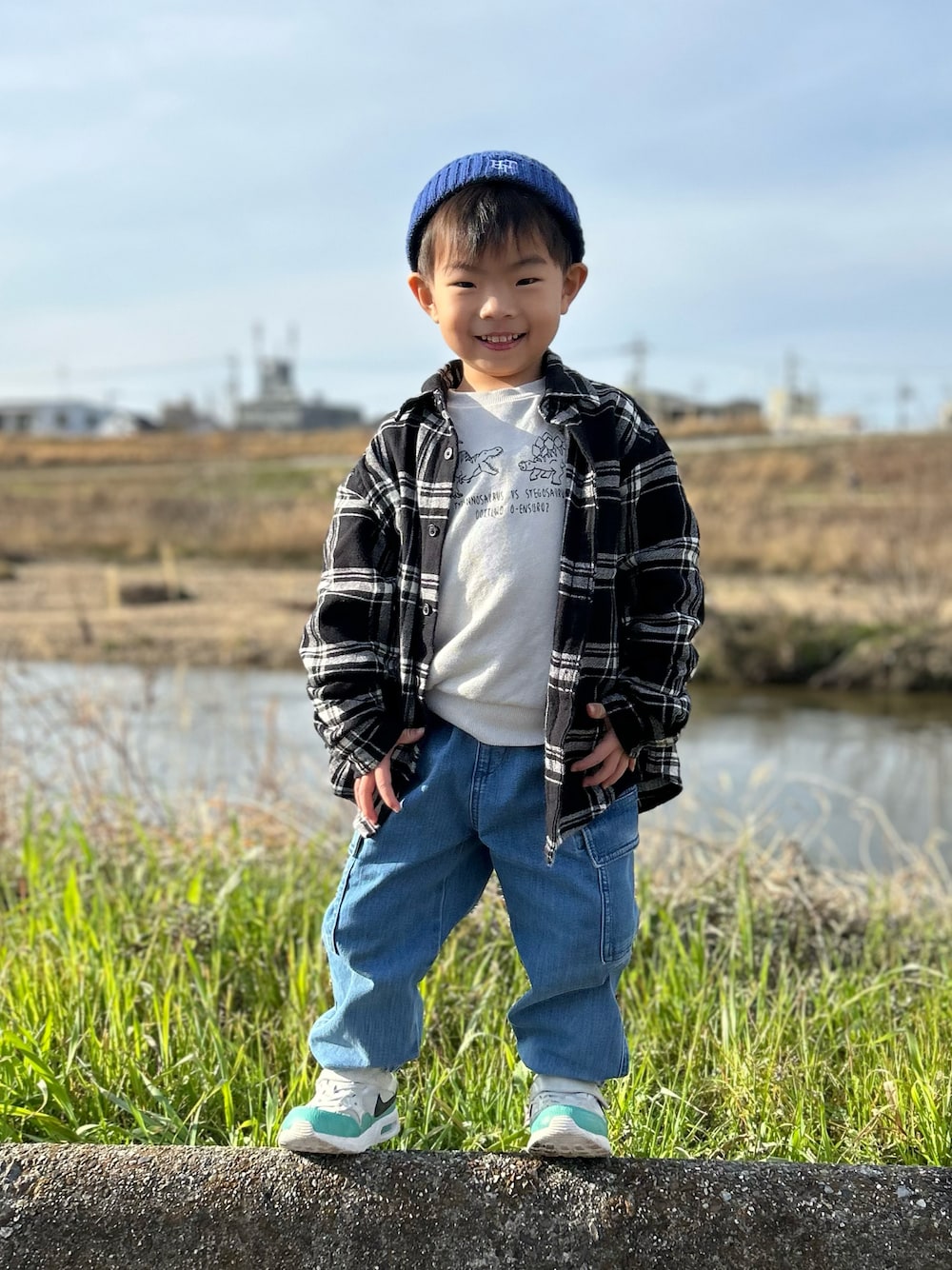 グレー系のスウェット、ブラック系のシャツ/ブラウス、ブルー系のデニムパンツを着用したキッズの冬コーディネートの1枚目の写真