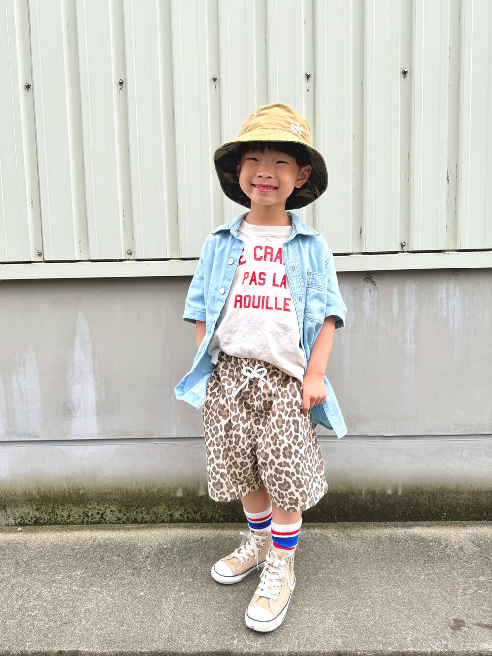 ホワイト系のTシャツ/カットソー、ブルー系のシャツ/ブラウス、ベージュ系のその他パンツを着用したキッズの春コーディネートの1枚目の写真