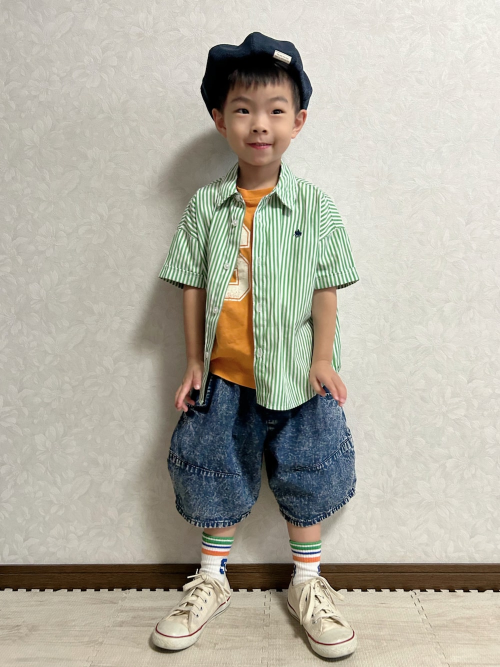 グリーン系のシャツ/ブラウス、オレンジ系のTシャツ/カットソー、ブルー系のデニムパンツを着用したキッズの夏コーディネートの1枚目の写真