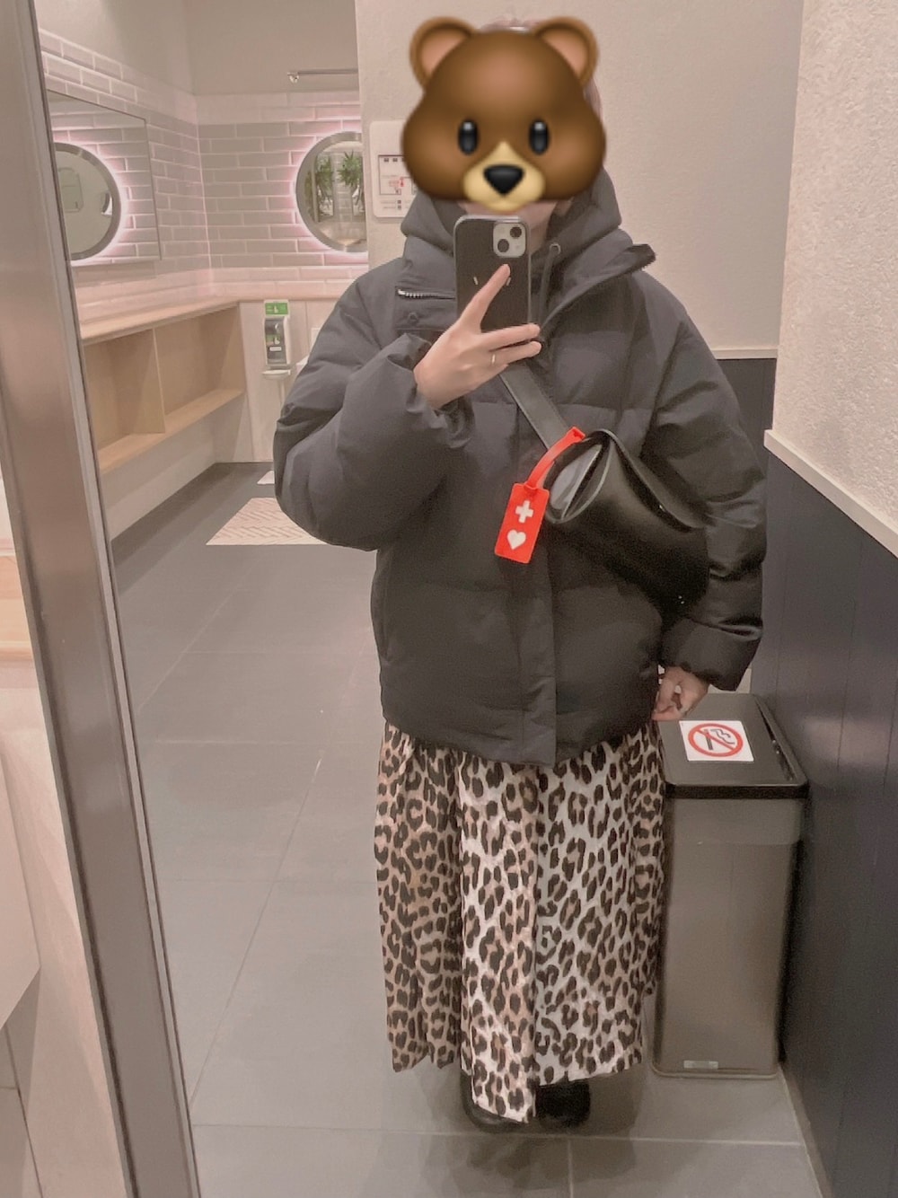 ブラック系のダウンジャケット/コート、ブラック系のショルダーバッグ、その他のワンピースを着用したレディースの冬コーディネートの1枚目の写真