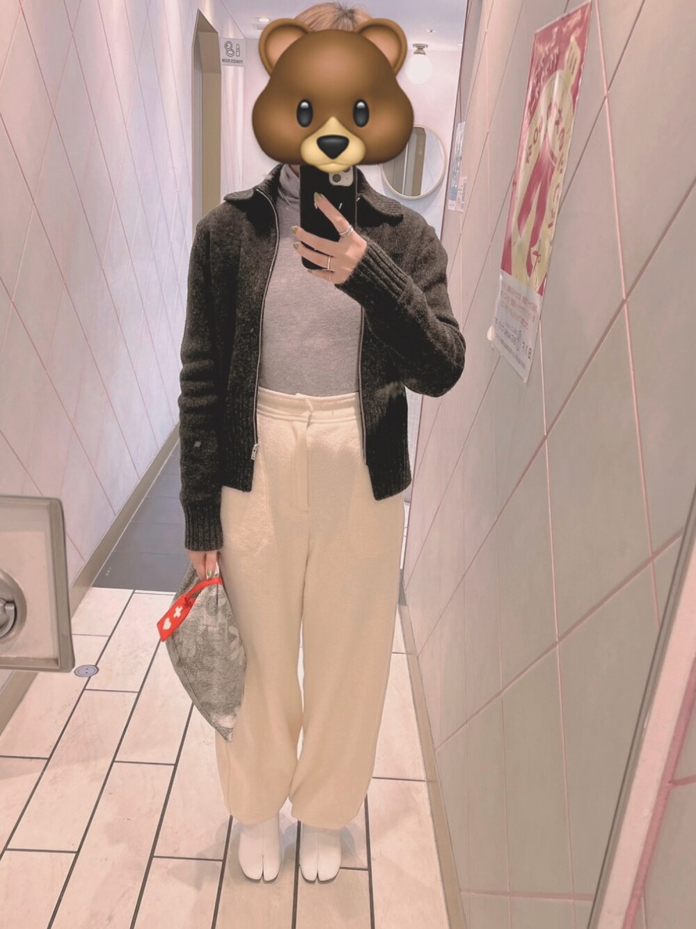 グレー系のニット/セーター、グレー系のニット/セーター、ホワイト系のその他パンツを着用したレディースの冬コーディネートの1枚目の写真