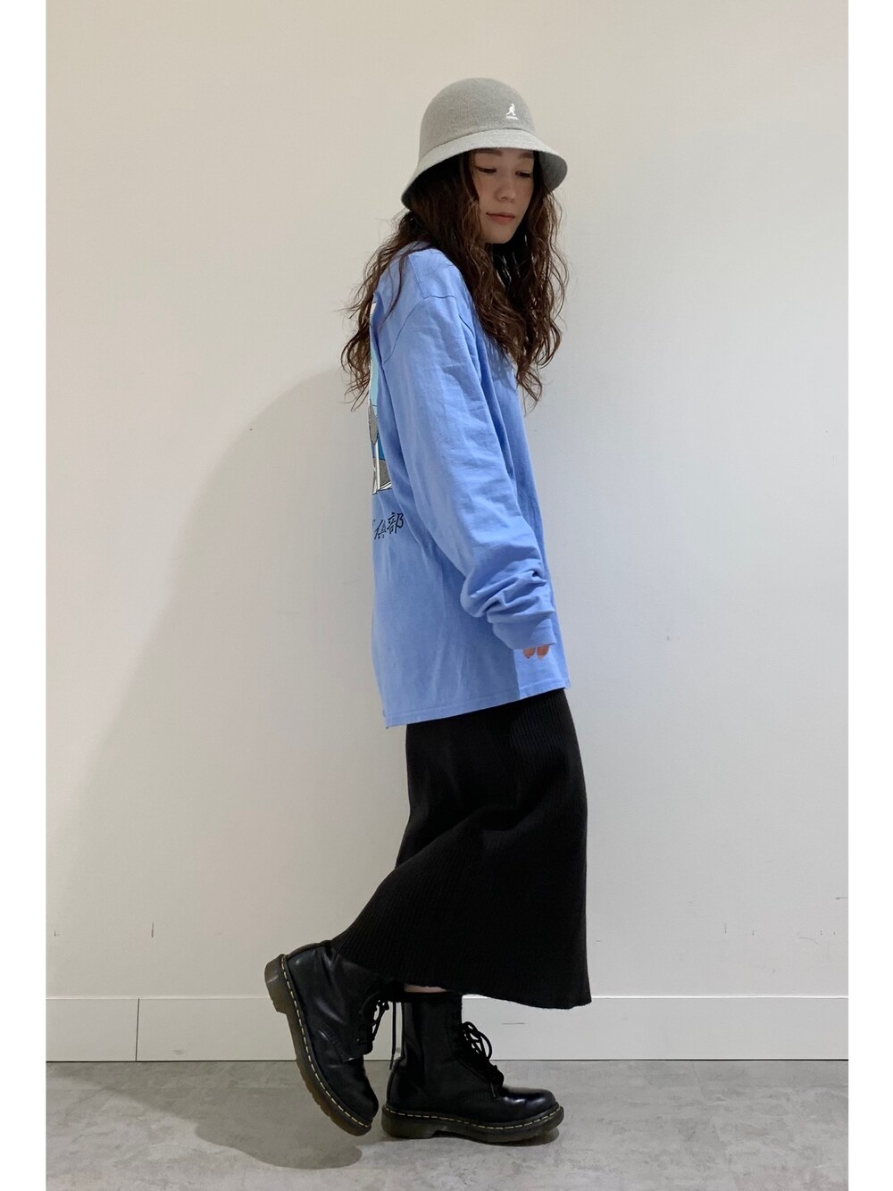 「プチプラ、ストリート、春服みてみて、ショートブーツ、UNIQLO U、休日スタイル、春コーデ、大人カジュアル、今日のコーデ、低身長コーデ、ブラック、韓国ファッション、バケットハット、ロンT、ハット」｜「KANGOLのKANGOL BERMUDA CASUAL（ハット、グレー系）」を使った、akaneさん（レディース・155cm）の春コーディネートの1枚目の写真