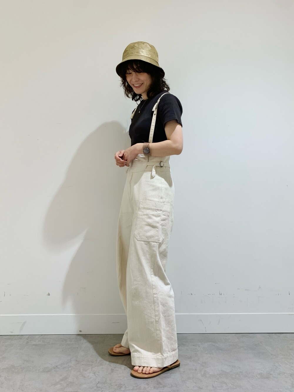 グレー系のTシャツ/カットソー、ホワイト系のその他パンツ、ブラウン系のサンダルを着用したレディースの夏コーディネートの1枚目の写真