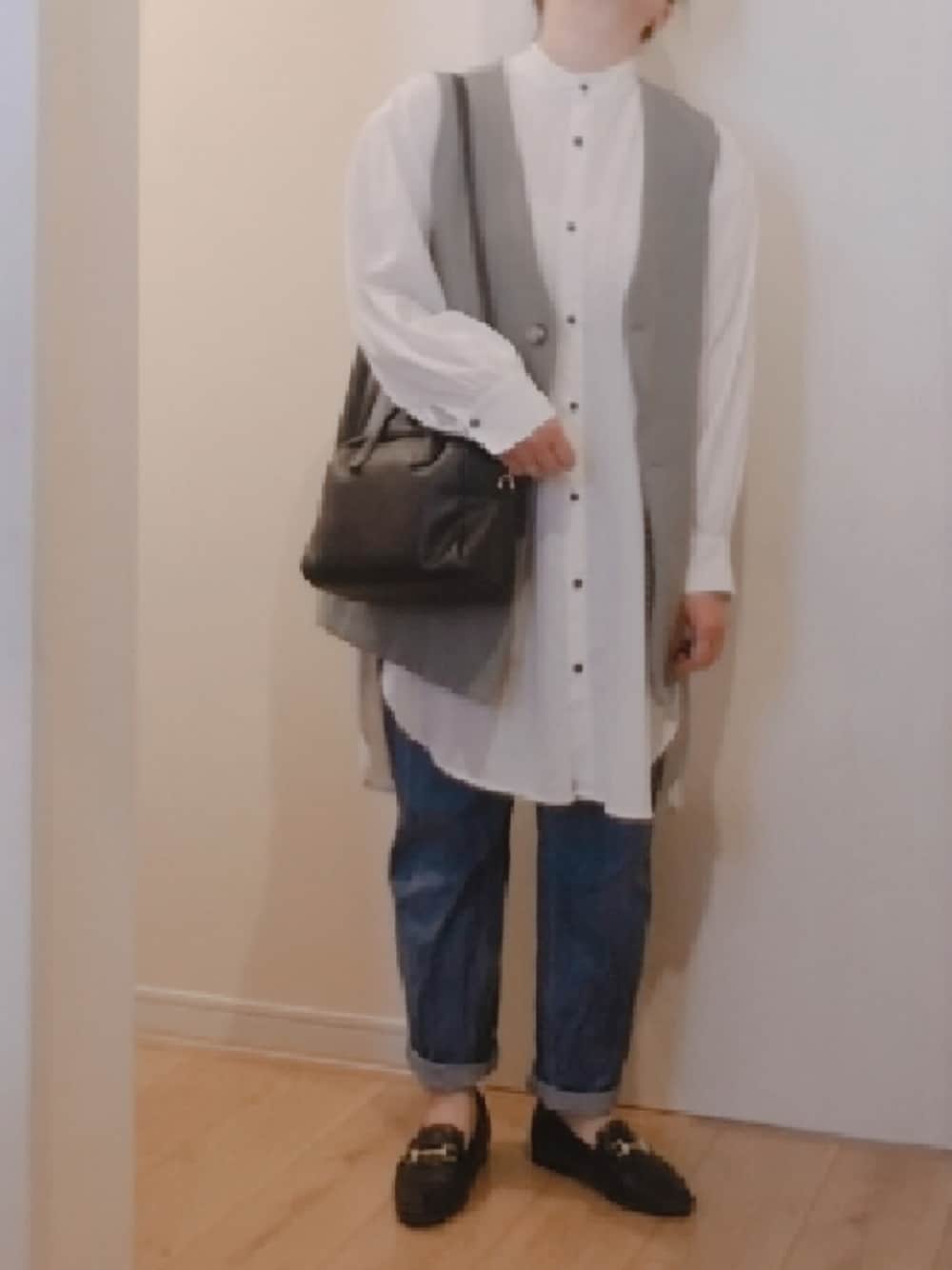 「バンドカラーシャツ、ベスト、ジレ、くすみカラー、デニムパンツ、ローファー、きれいめカジュアル、ぽっちゃり、低身長、プチプラ」｜「UNIQLOのベルテッドプリーツジーンズ（丈標準70cm）（デニムパンツ、ブルー系）」を使った、 anko*さん（レディース・154cm）の春コーディネートの1枚目の写真