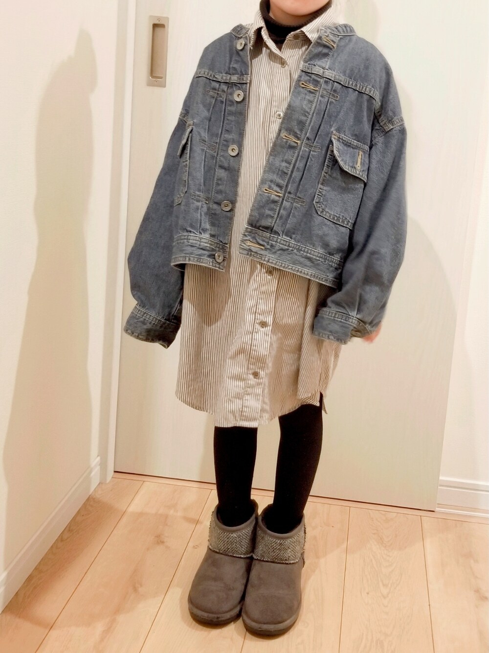 「シャツワンピ、ストライプシャツ、デニムジャケット、ムートンブーツ、こどもコーデ、記録用」｜「しまむらのアイテム（ブーツ、グレー系）」を使った、 anko*さん（レディース・155cm）の冬コーディネートの1枚目の写真