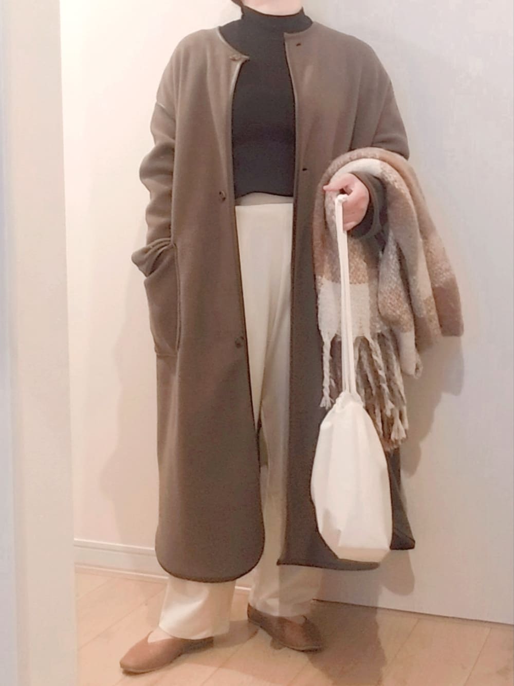 「パイピングコート、リブニット、テーパードパンツ、巾着バッグ、ストール、ホワイトパンツ、きれいめカジュアル、ぽっちゃり、低身長、プチプラ、今日のコーデ、チョコ色に染まれ」｜「しまむらのアイテム（ノーカラーコート、ブラウン系）」を使った、 anko*さん（レディース・155cm）の冬コーディネートの1枚目の写真