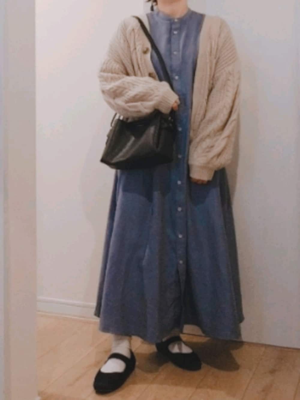 「バンドカラー、シャツワンピ、シャツワンピース、くすみカラー、くすみブルー、カーディガン、ボリューム袖、カンフーシューズ、きれいめカジュアル、ぽっちゃり、低身長、プチプラ、今日のコーデ」｜「しまむらのアイテム（バレエシューズ、ブラック系）」を使った、 anko*さん（レディース・155cm）の秋コーディネートの1枚目の写真