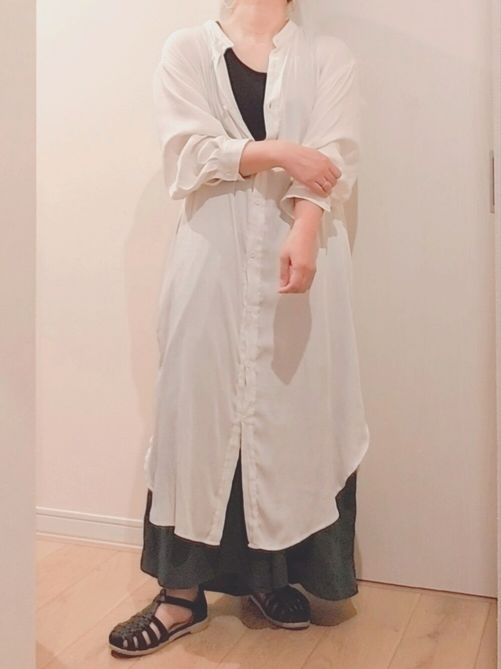 「バンドカラーシャツ、ホワイト、シャツワンピ、レイヤードスタイル、ワイドパンツ、グリーン、グルカサンダル、ゆったりコーデ、ぽっちゃり、低身長、プチプラ、今日のコーデ」｜「しまむらのタンクトップ（タンクトップ、ブラック系）」を使った、 anko*さん（レディース・155cm）の夏コーディネートの1枚目の写真