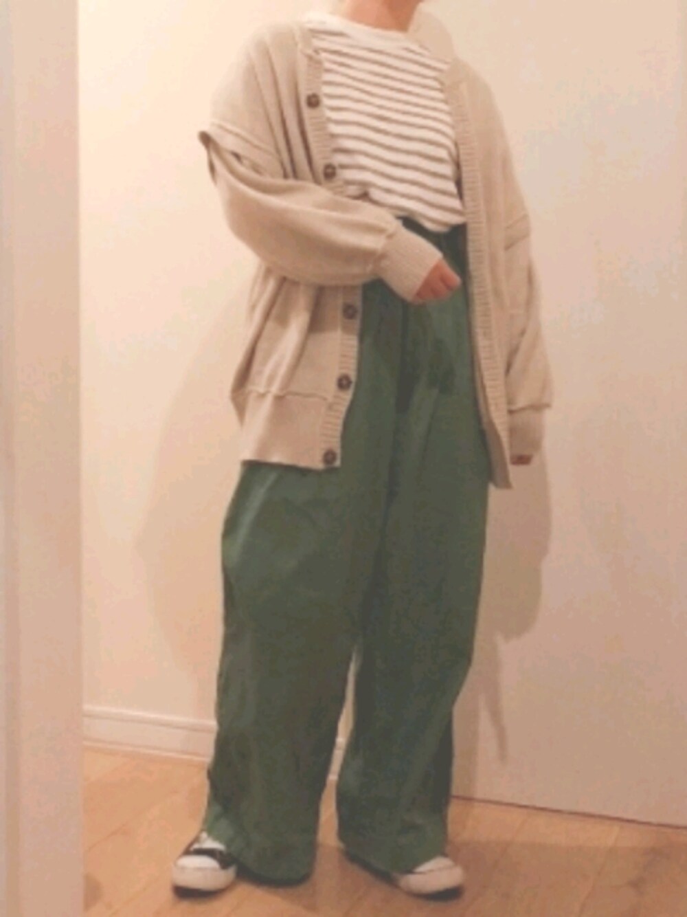 ベージュ系のTシャツ/カットソー、ベージュ系のニット/セーター、グリーン系のその他パンツを着用したレディースの秋コーディネートの1枚目の写真