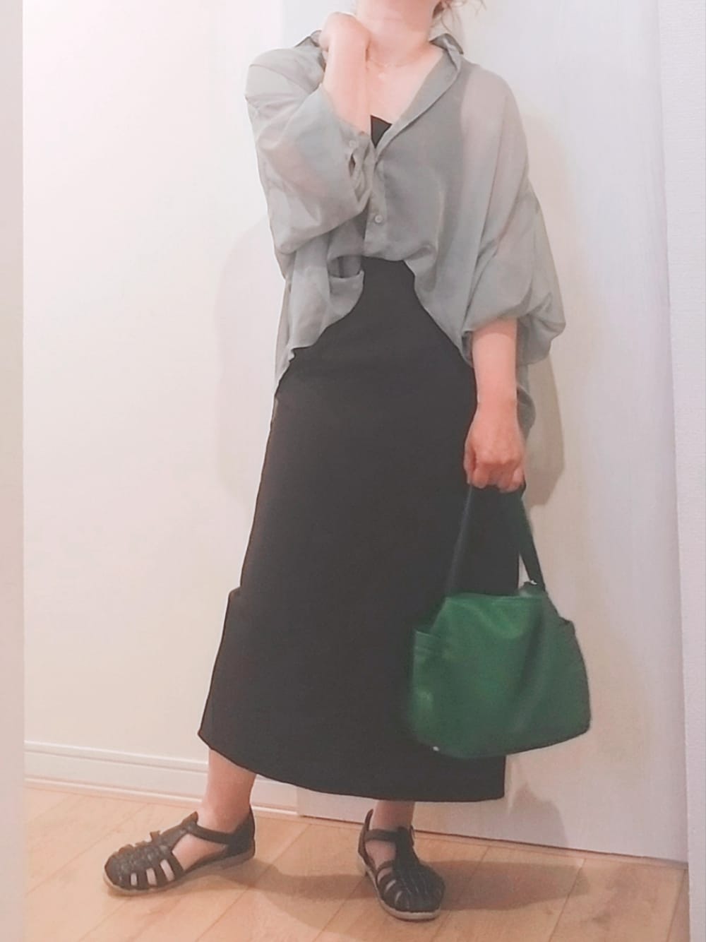 「シアーシャツ、スカート、グリーン、くすみカラー、差し色、グルカサンダル、ブラックコーデ、きれいめカジュアル、ぽっちゃり、低身長、プチプラ、今日のコーデ」｜「しまむらのアイテム（バッグ、グリーン系）」を使った、 anko*さん（レディース・155cm）の夏コーディネートの1枚目の写真