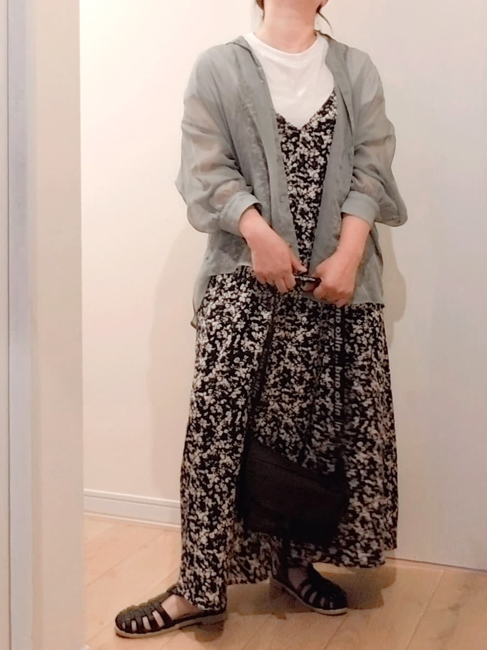 「シアーシャツ、くすみカラー、キャミワンピ、花柄、グルカサンダル、モノトーン、きれいめカジュアル、ぽっちゃり、低身長、プチプラ、今日のコーデ」｜「しまむらのグルカサンダル（その他シューズ、ブラック系）」を使った、 anko*さん（レディース・155cm）の夏コーディネートの1枚目の写真