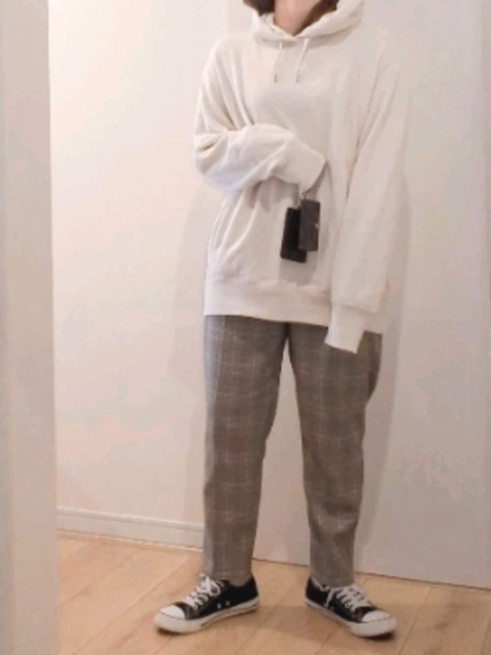 「パーカー、プルオーバー、テーパードパンツ、チェック、チェックパンツ、スニーカーコーデ、シンプルコーデ、メンズライク、カジュアルコーデ、ぽっちゃり、低身長、プチプラ、今日のコーデ」｜「しまむらのアイテム（その他パンツ、ベージュ系）」を使った、 anko*さん（レディース・155cm）の秋コーディネートの1枚目の写真