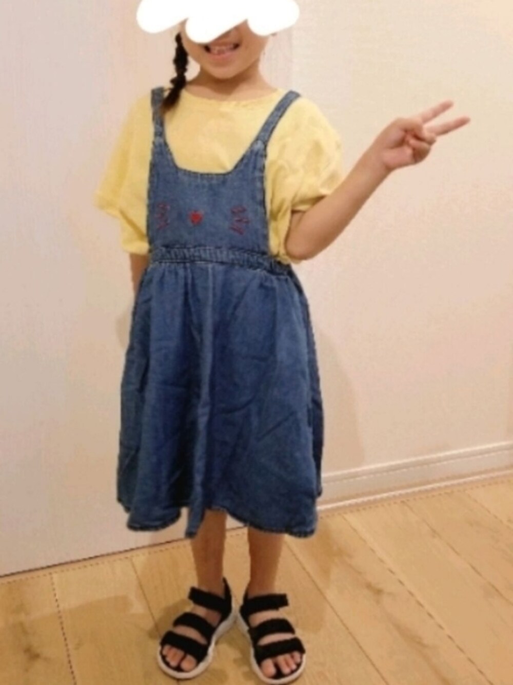 ブラック系のサンダル、イエロー系のTシャツ/カットソー、ブルー系のデニムスカートを着用したレディースの秋コーディネートの1枚目の写真