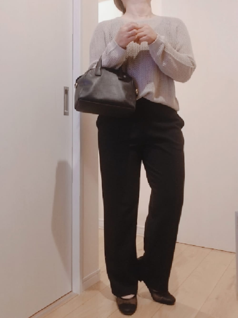 「メッシュニット、ストレートパンツ、秋カラー、淡色コーデ、モノトーン、きれいめカジュアル、メッシュパンプス、ベージュ、ぽっちゃり、低身長、プチプラ、今日のコーデ」｜「UNIQLOのアイテム（パンツ、ブラック系）」を使った、 anko*さん（レディース・154cm）の秋コーディネートの1枚目の写真