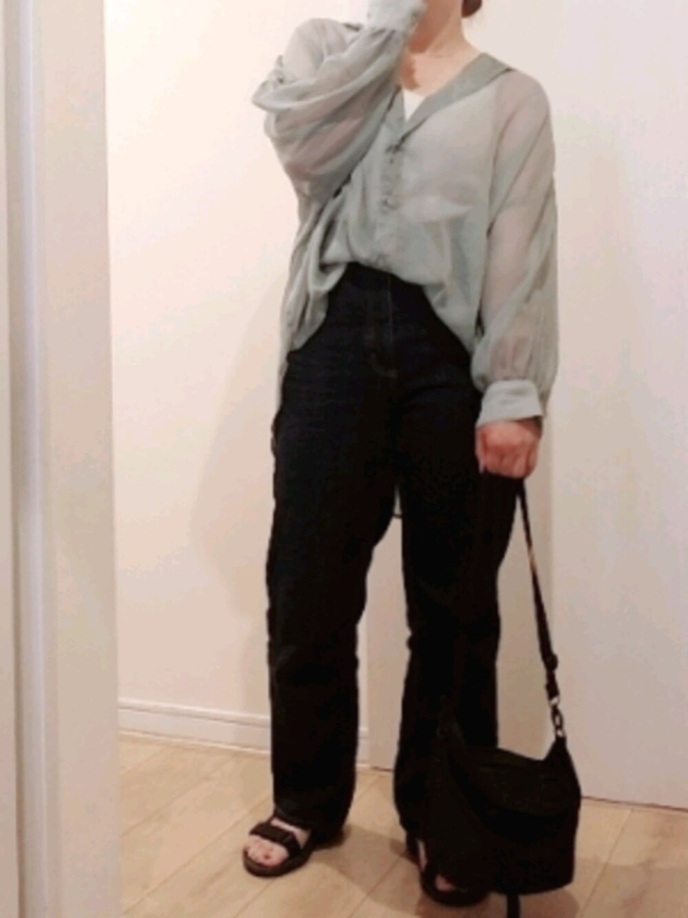 ブルー系のデニムパンツ、ブラック系のショルダーバッグ、ブラック系のサンダルを着用したレディースの夏コーディネートの1枚目の写真