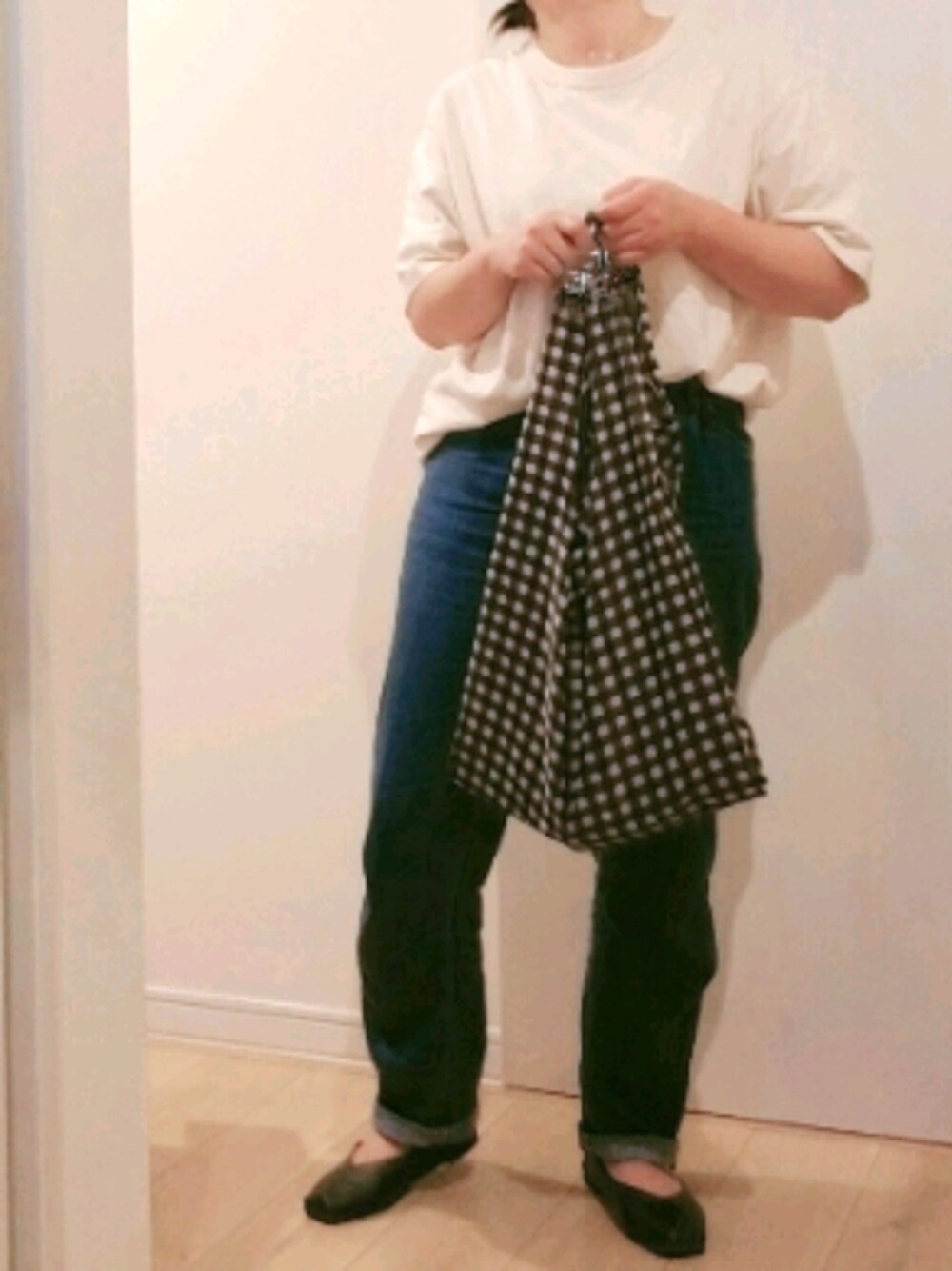 「Tシャツ、デニムパンツ、シンプルスタイル、ギンガムチェック、エコバッグ、バレエシューズ、ぽっちゃり、低身長、プチプラ、今日のコーデ」｜「UNIQLOのベルテッドプリーツジーンズ（丈標準70cm）（デニムパンツ、ブルー系）」を使った、 anko*さん（レディース・155cm）の夏コーディネートの1枚目の写真