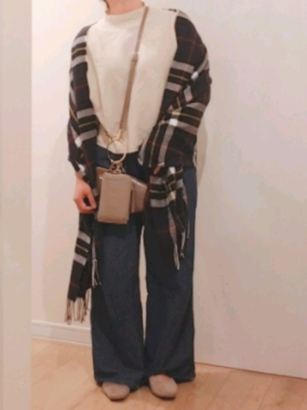 「白ニット、ストール、チェック、ワイドパンツ、デニムパンツ、バレエシューズ、きれいめカジュアル、ぽっちゃり、低身長、プチプラ、今日のコーデ」｜「ヒラキのアイテム（バレエシューズ、ベージュ系）」を使った、 anko*さん（レディース・155cm）の秋コーディネートの1枚目の写真