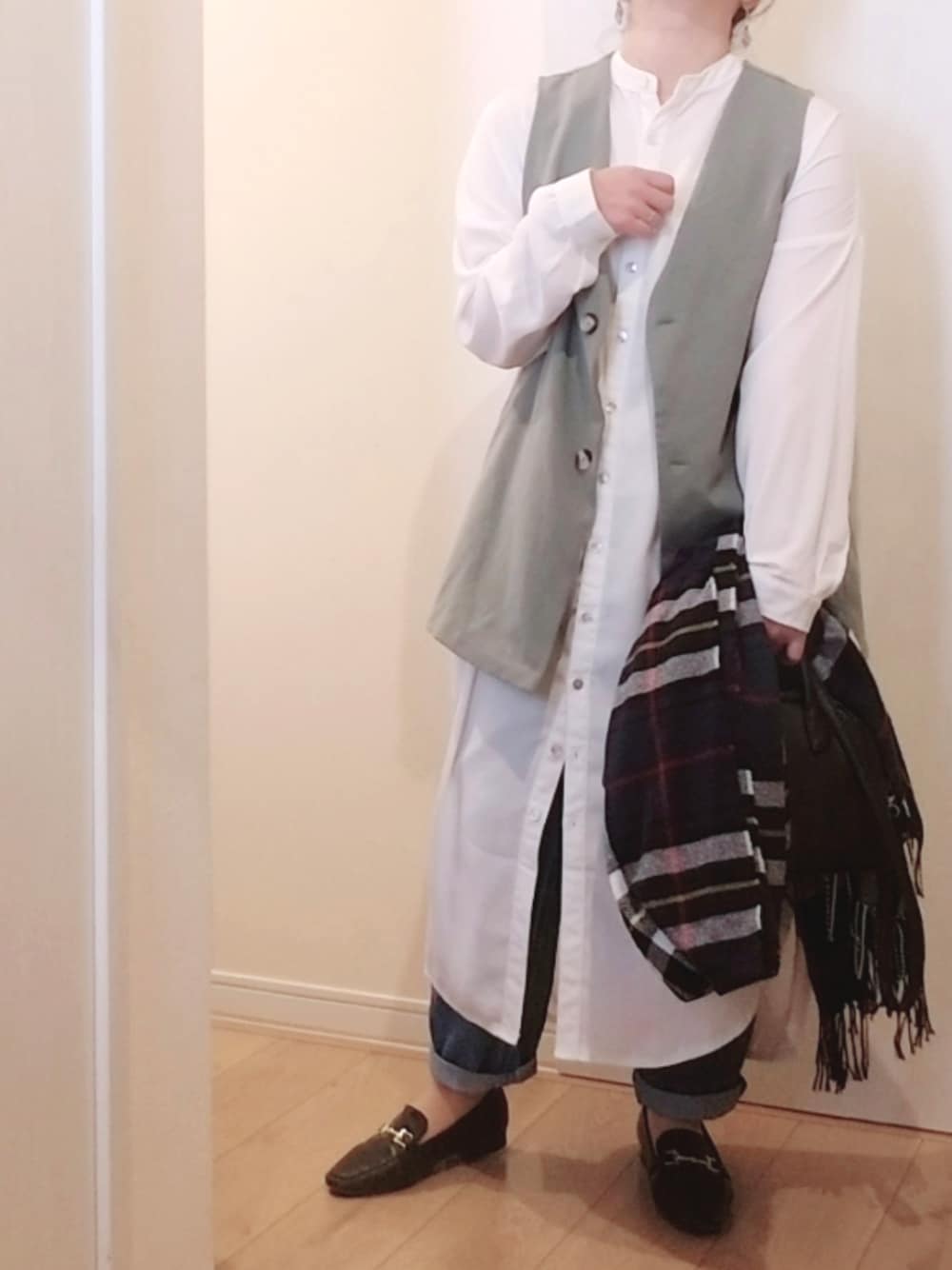 「バンドカラーシャツ、シャツワンピ、ベスト、くすみカラー、レイヤードスタイル、デニムパンツ、ストール、チェック、ローファー、きれいめカジュアル、ぽっちゃり、低身長、プチプラ、今日のコーデ、春コーデ」｜「しまむらのアイテム（ベスト、グリーン系）」を使った、 anko*さん（レディース・154cm）の春コーディネートの1枚目の写真