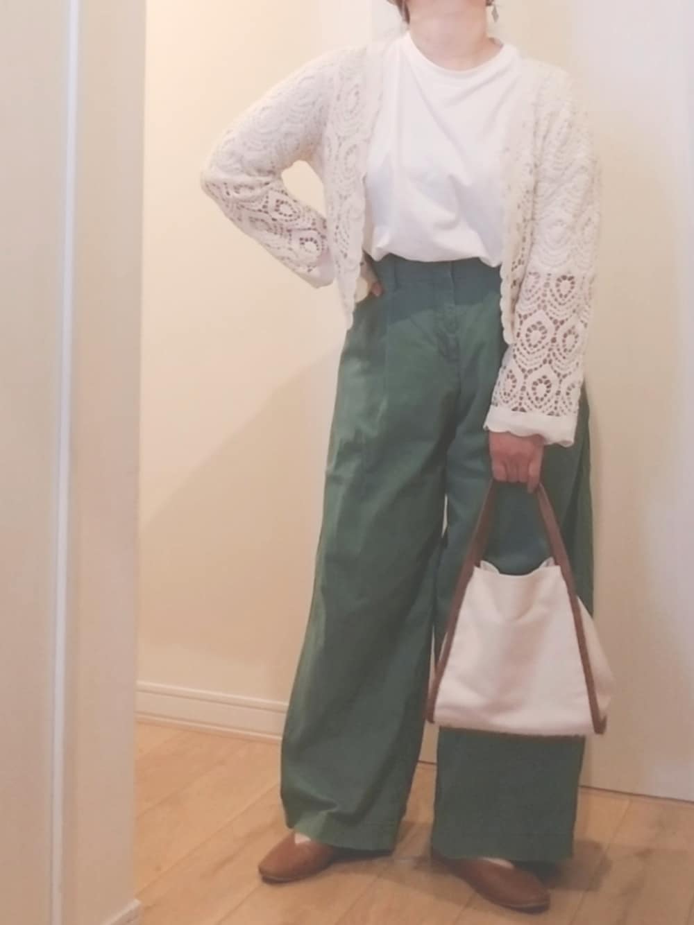 「レースカーディガン、ワイドパンツ、グリーン、くすみカラー、春コーデ、きれいめカジュアル、ぽっちゃり、低身長、プチプラ、今日のコーデ」｜「しまむらのアイテム（トートバッグ、ホワイト系）」を使った、 anko*さん（レディース・154cm）の春コーディネートの1枚目の写真