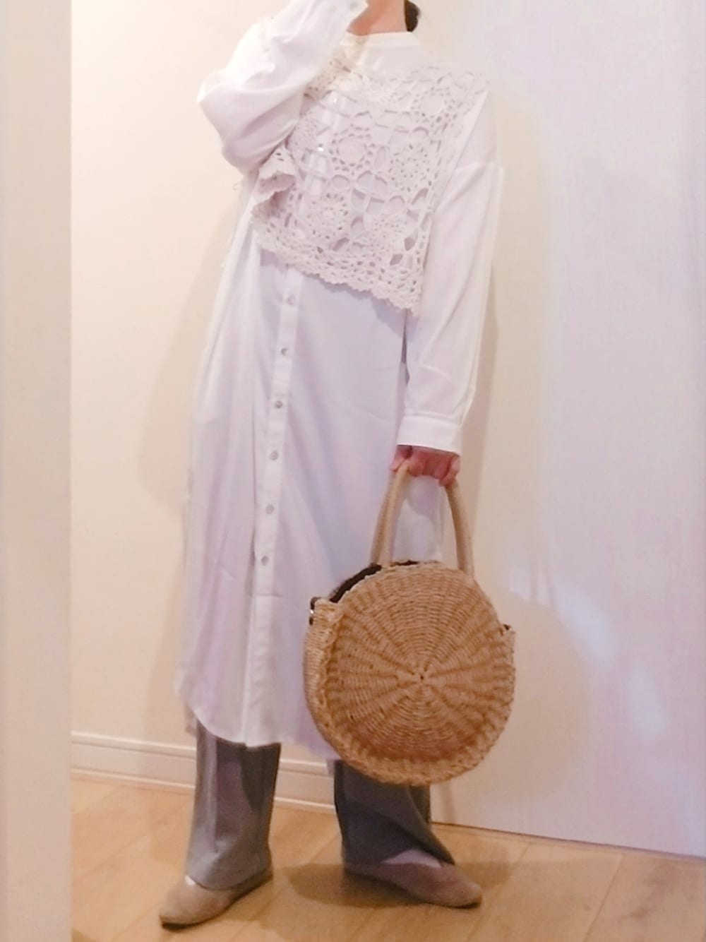 「スタンドカラーシャツ、シャツワンピ、ベスト、花柄、ストレートパンツ、くすみカラー、ホワイト、レイヤードスタイル、かごバッグ、淡色コーデ、きれいめカジュアル、ぽっちゃり、低身長、プチプラ、今日のコーデ」｜「しまむらのアイテム（かごバッグ、ベージュ系）」を使った、 anko*さん（レディース・155cm）の春コーディネートの1枚目の写真