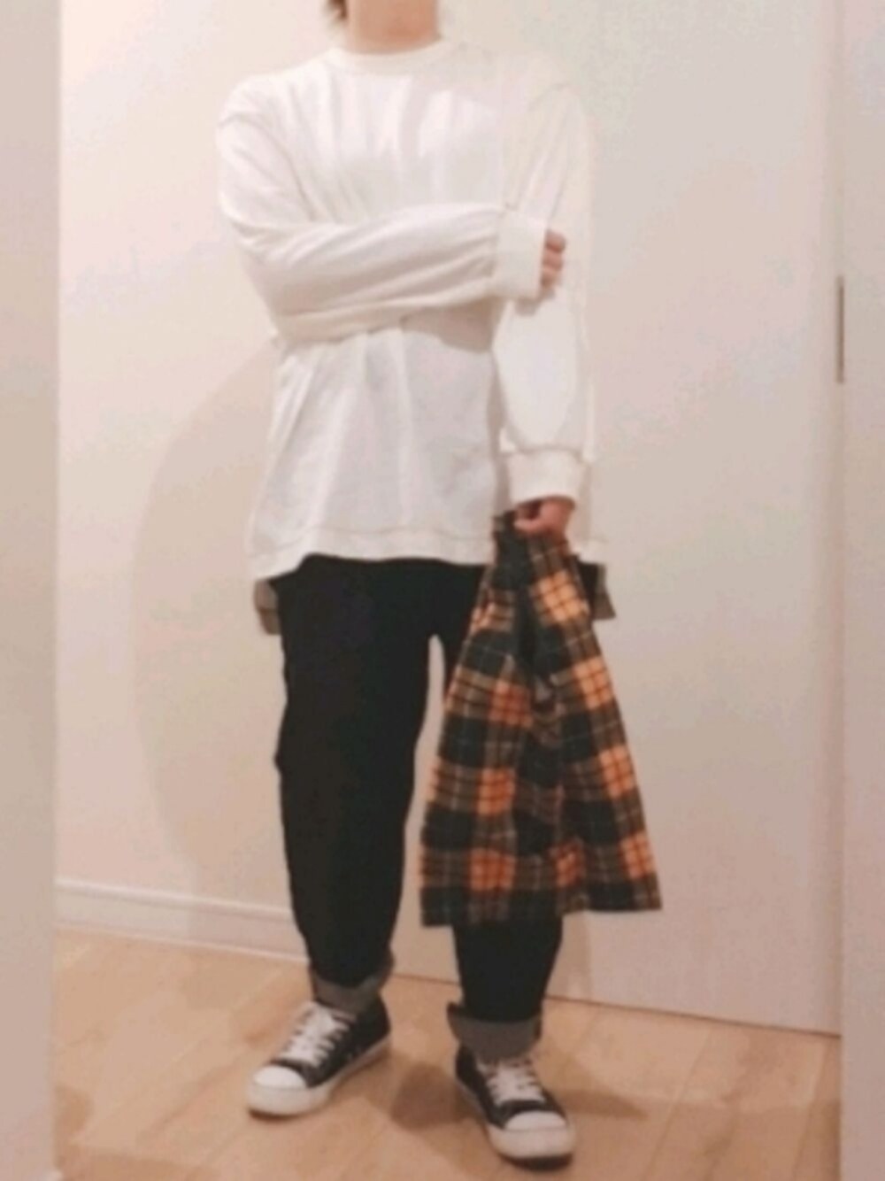 「ロンT、ステッチ、デニムパンツ、ストレートデニム、ロールアップ、スニーカーコーデ、エコバッグ、チェック、差し色、シンプルスタイル、ぽっちゃり、低身長、プチプラ、今日のコーデ」｜「SHOO・LA・RUEの【USAコットン】サイドスリットロンT（Tシャツ/カットソー、ホワイト系）」を使った、 anko*さん（レディース・155cm）の秋コーディネートの1枚目の写真