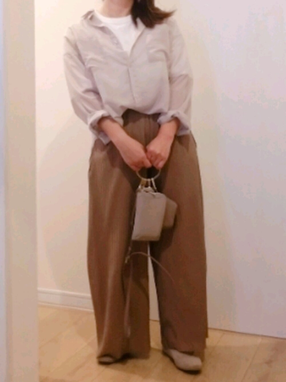 ベージュ系のシャツ/ブラウス、ホワイト系のTシャツ/カットソー、ベージュ系のバッグを着用したレディースの秋コーディネートの1枚目の写真