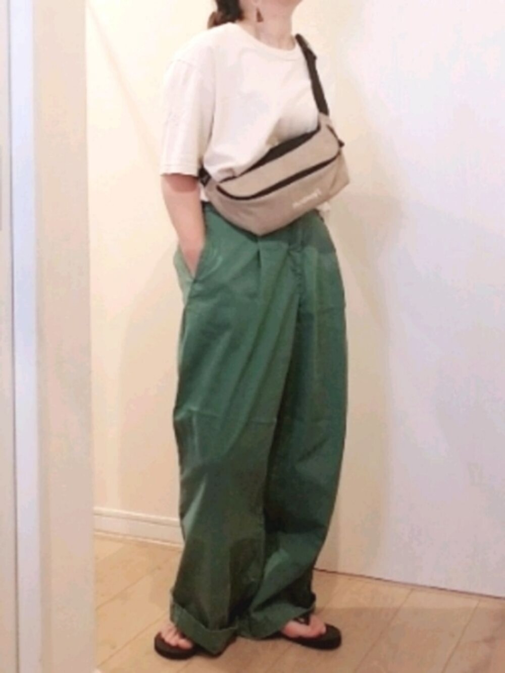 「ワイドパンツ、カラーパンツ、グリーン、くすみカラー、ハイウエスト、シンプルスタイル、きれいめカジュアル、ぽっちゃり、低身長、プチプラ、今日のコーデ」｜「UNIQLOのハイウエストチノワイドパンツ（丈標準69～71cm）（その他パンツ、グリーン系）」を使った、 anko*さん（レディース・155cm）の夏コーディネートの1枚目の写真