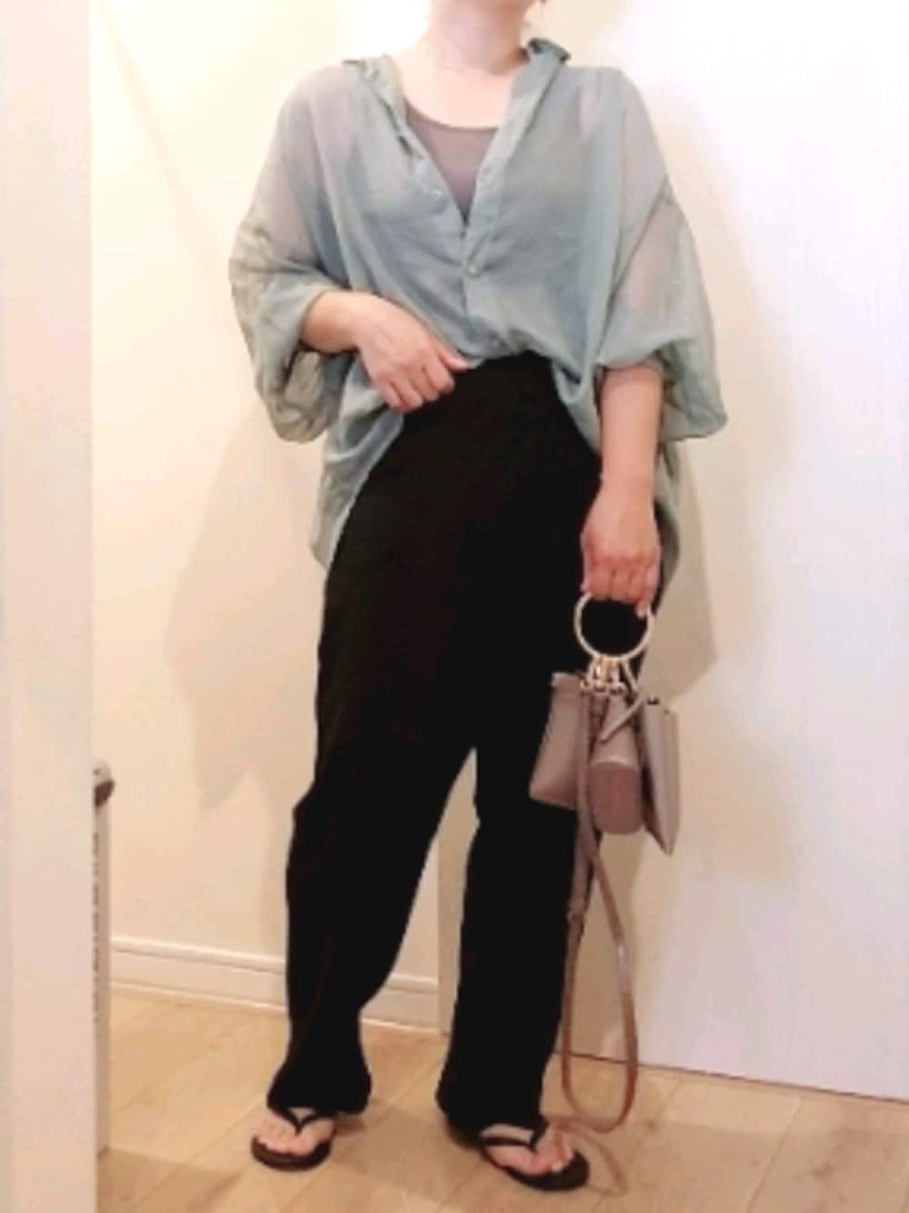 「シアーシャツ、くすみカラー、ストレートパンツ、きれいめカジュアル、ぽっちゃり、低身長、プチプラ、今日のコーデ」｜「UNIQLOのアイテム（パンツ、ブラック系）」を使った、 anko*さん（レディース・155cm）の夏コーディネートの1枚目の写真
