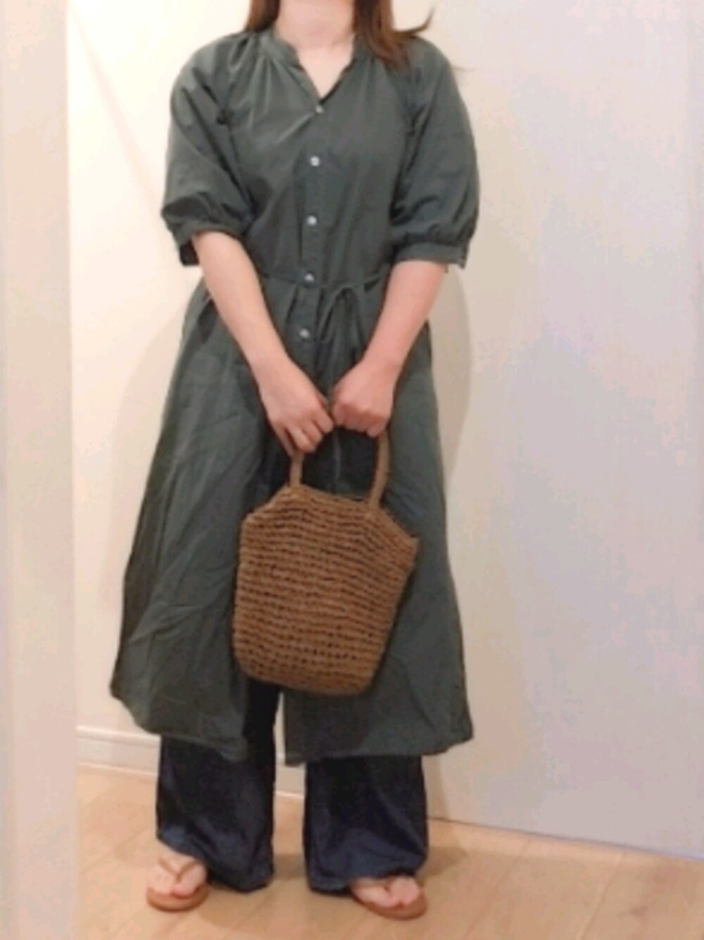 「バンドカラーシャツ、シャツワンピース、ワイドパンツ、レイヤードスタイル、ぽっちゃり、低身長、プチプラ、今日のコーデ」｜「SHOO・LA・RUEの◆2WAYミニトート（トートバッグ、ブラウン系）」を使った、 anko*さん（レディース・155cm）の夏コーディネートの1枚目の写真
