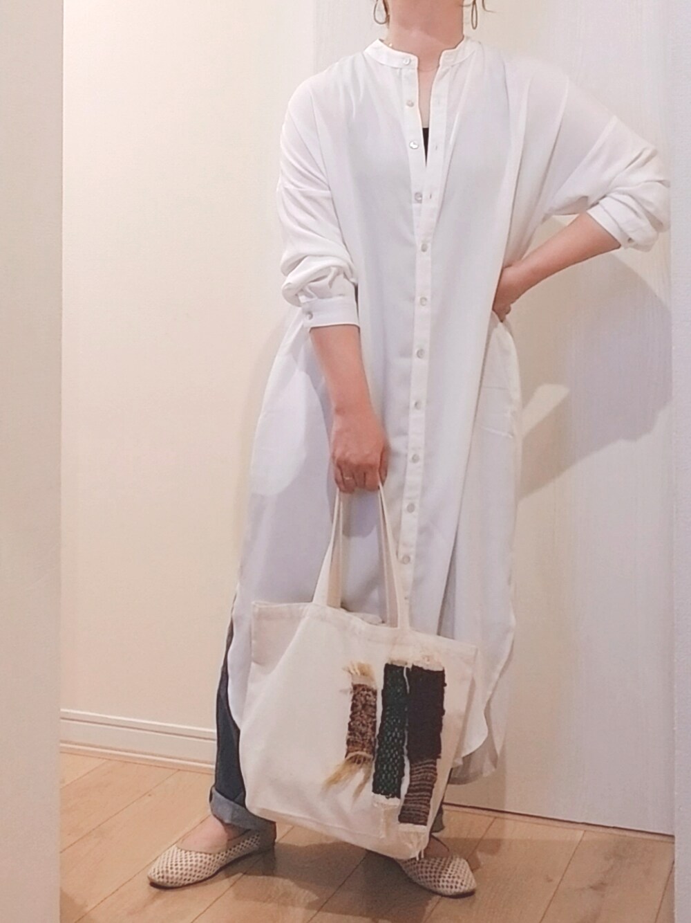 「シャツワンピ、バンドカラーシャツ、デニムパンツ、レイヤードスタイル、トートバッグ、パンプス、メッシュ、フリンジ、きれいめカジュアル、ぽっちゃり、低身長、プチプラ、今日のコーデ」｜「Handmadeのアイテム（トートバッグ、ホワイト系）」を使った、 anko*さん（レディース・155cm）の夏コーディネートの1枚目の写真
