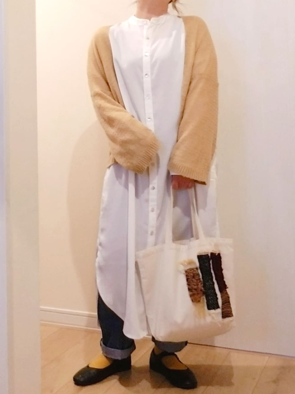 「カーディガン、シャツワンピ、バンドカラーシャツ、デニムパンツ、レイヤードスタイル、トートバッグ、カンフーシューズ、カラーソックス、差し色、イエロー、ぽっちゃり、低身長、プチプラ、今日のコーデ」｜「antiquaのデザインシャツワンピ（ワンピース、ホワイト系）」を使った、 anko*さん（レディース・155cm）の夏コーディネートの1枚目の写真
