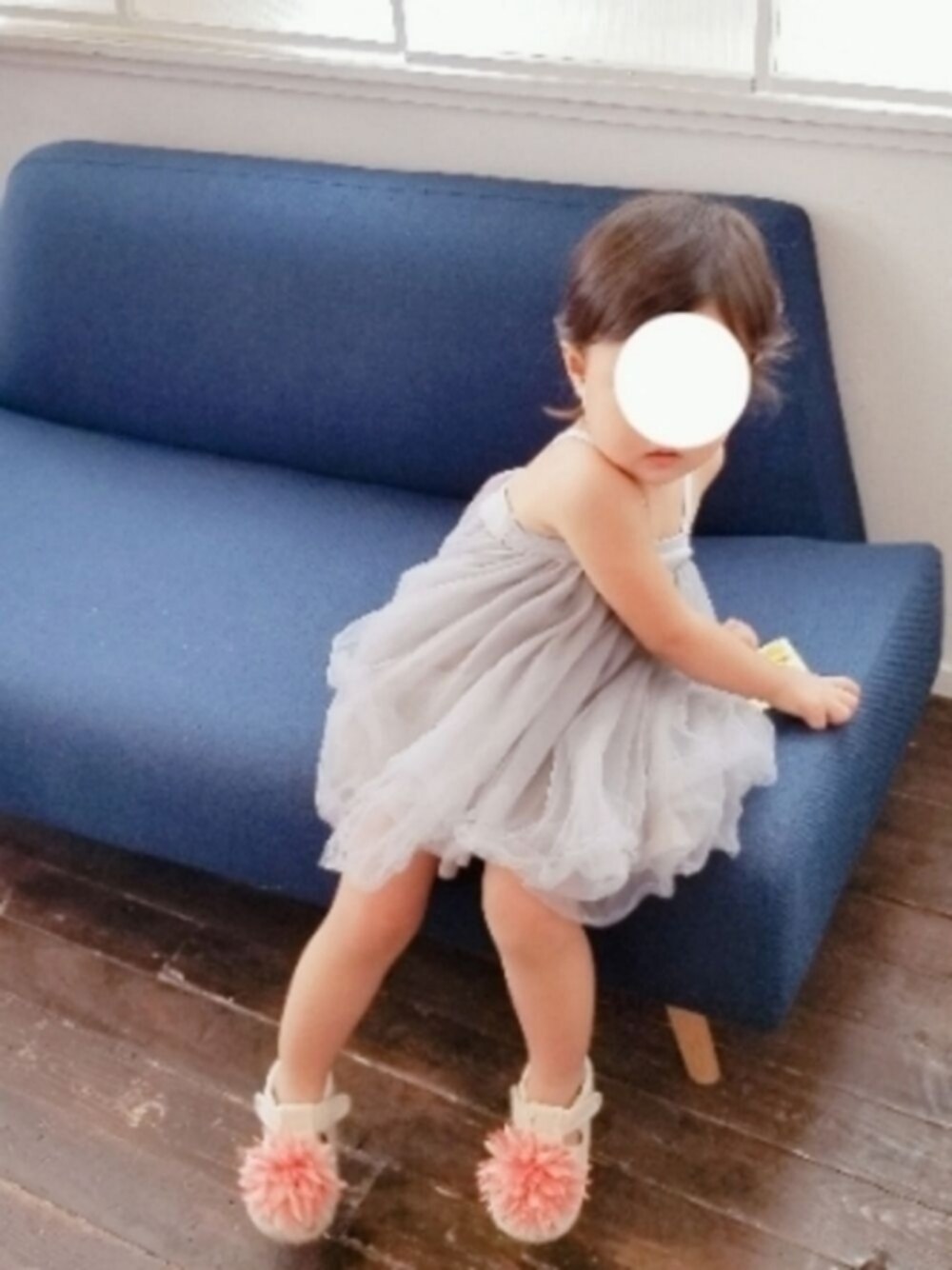 ホワイト系のサンダル、グレー系のチュニック、その他のその他を着用したレディースの夏コーディネートの1枚目の写真