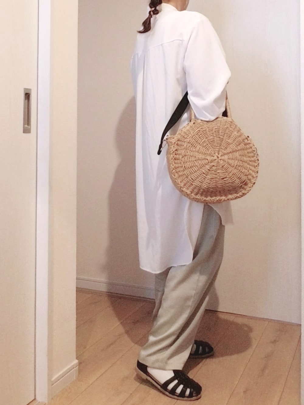 「バンドカラーシャツ、サテンパンツ、くすみカラー、淡色コーデ、グルカサンダル、かごバッグ、モノトーン、キレイめ、ゆるコーデ、ぽっちゃり、低身長、プチプラ、今日のコーデ」｜「しまむらのグルカサンダル（その他シューズ、ブラック系）」を使った、 anko*さん（レディース・155cm）の秋コーディネートの1枚目の写真