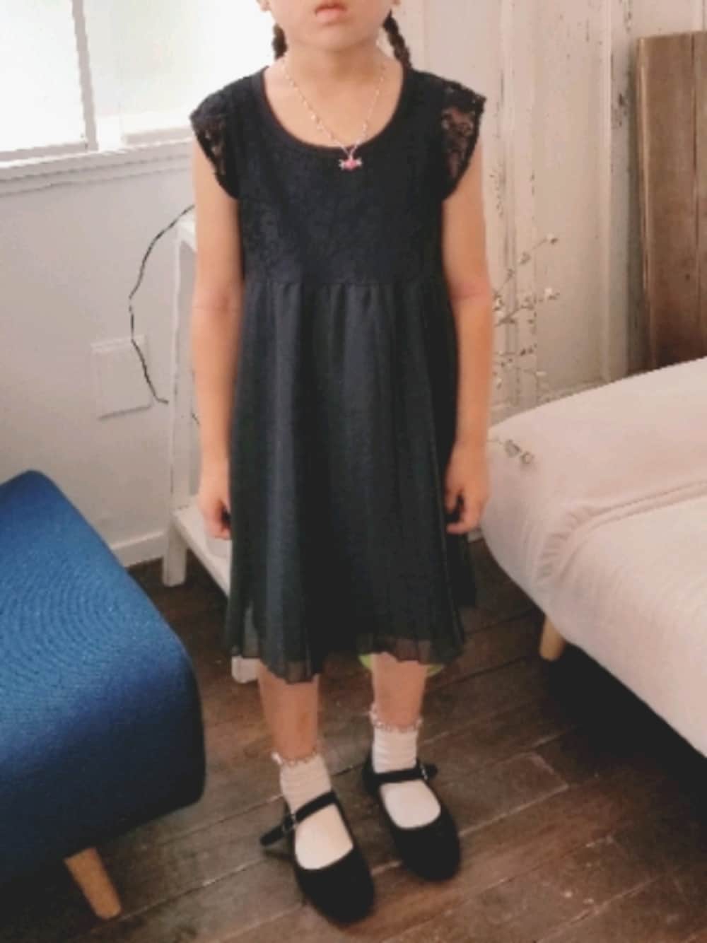 ブラック系のバレエシューズ、ブラック系のワンピース、シルバー系のネックレスを着用したレディースの夏コーディネートの1枚目の写真