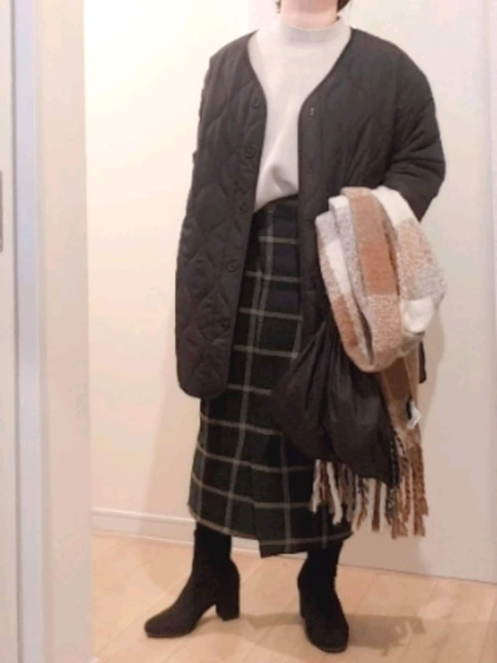 ブラック系のその他アウター、ベージュ系のニット/セーター、グリーン系のスカートを着用したレディースの冬コーディネートの1枚目の写真