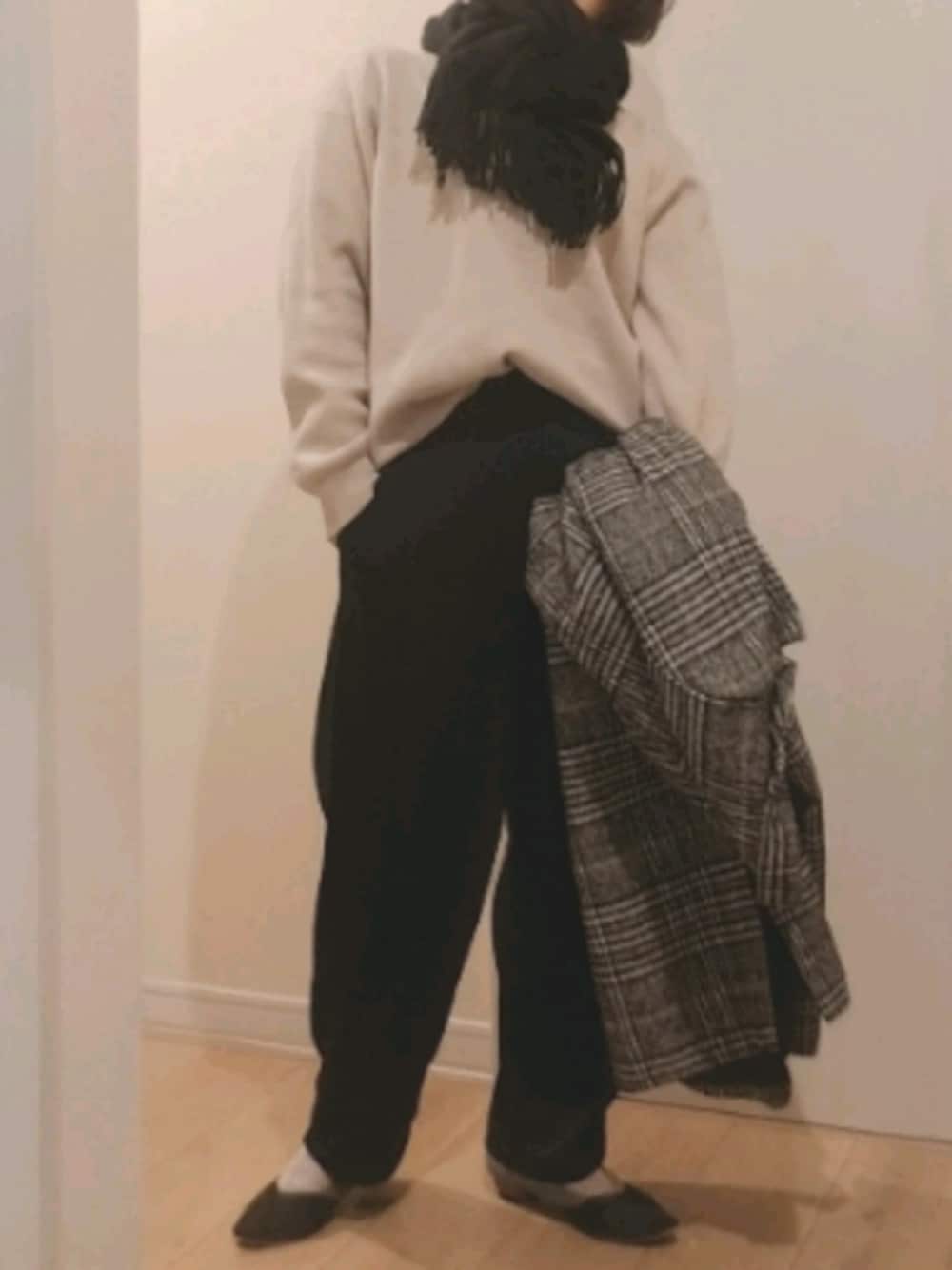 ベージュ系のニット/セーター、グレー系のチェスターコート、ブラック系のパンプスを着用したレディースの冬コーディネートの1枚目の写真