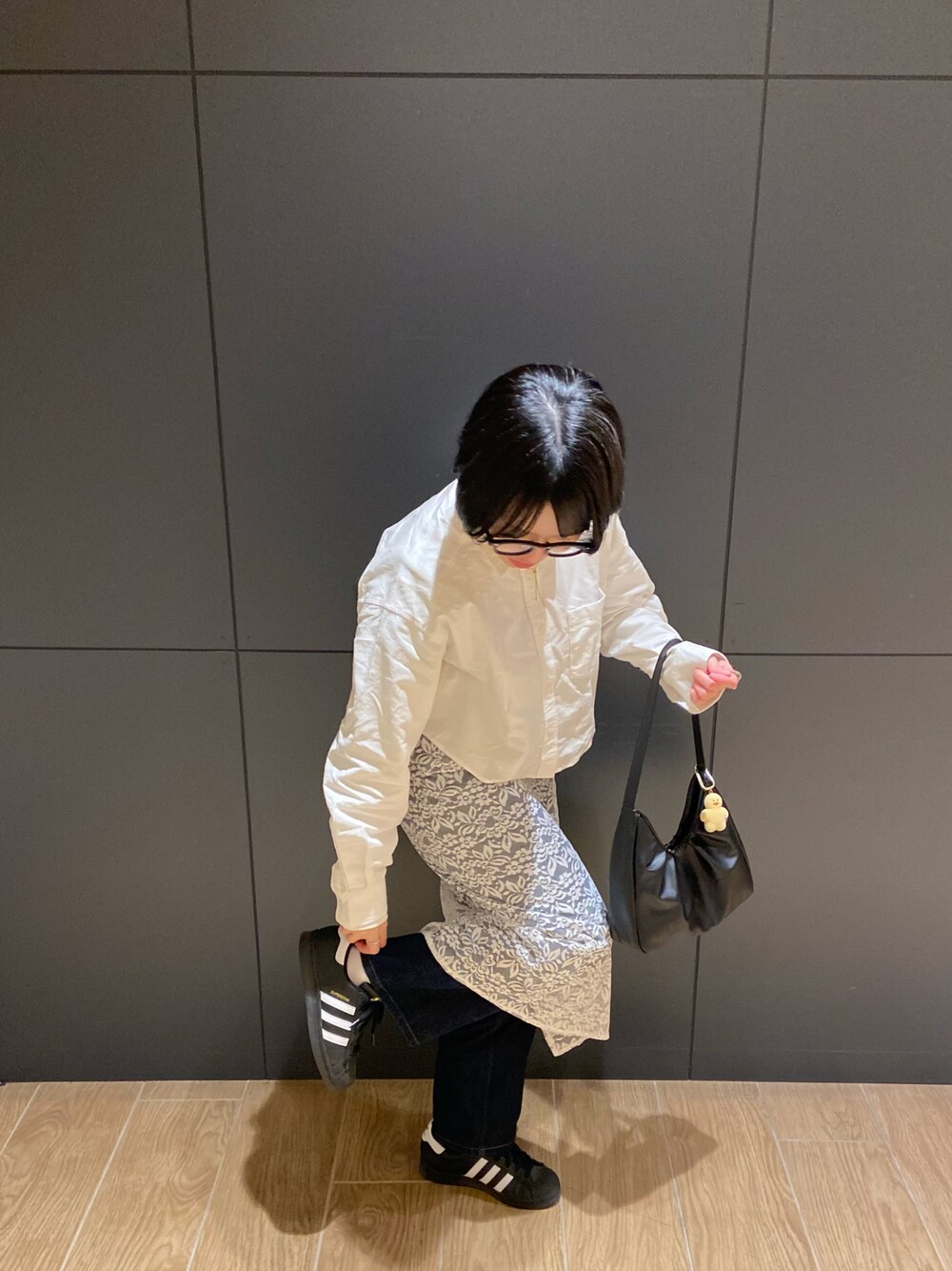 「真冬のあったかスタイル、レディースファッション、ootd、デニム、シンプル、きれいめカジュアル、短丈トップス、レイヤードスタイル、休日スタイル」｜「GUのアイテム（シャツ/ブラウス、ホワイト系）」を使った、suiさん（骨格ウェーブ・レディース・150cm）の冬コーディネートの1枚目の写真