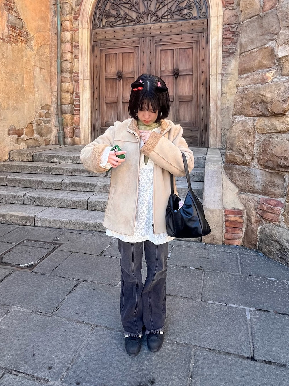「今日のコーデ、春色、オトナカワイイ、お出かけコーデ、レイヤードスタイル、春先取り、カラーコーデ、ディズニーコーデ、デートコーデ、レイヤード、低身長女子、ウェーブ」｜「classicalelfの最旬美脚デニム。裾フリンジセミフレアデニムパンツ（デニムパンツ、ブラック系）」を使った、suiさん（骨格ウェーブ・レディース・150cm）の春コーディネートの1枚目の写真