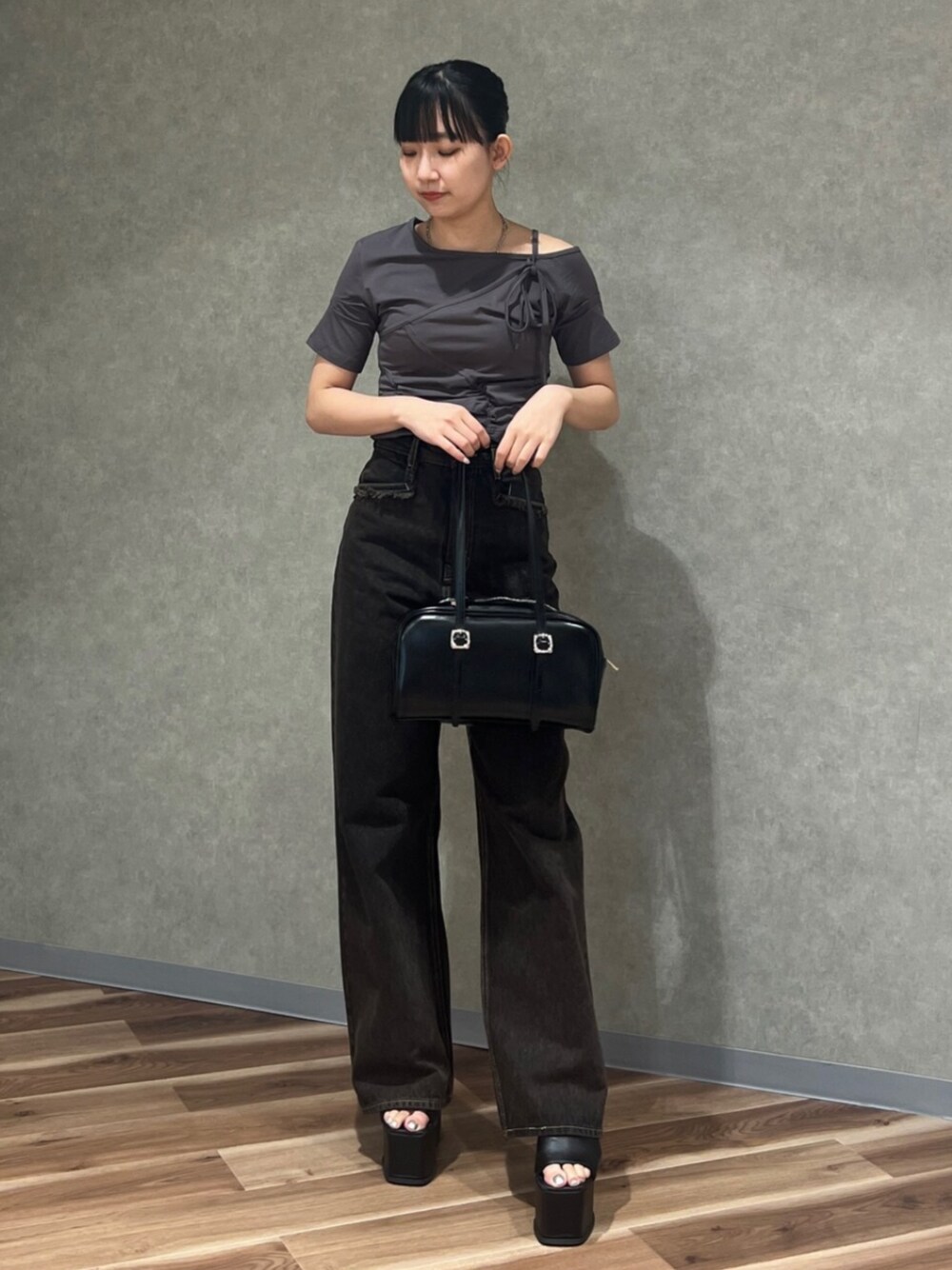 ブラック系のサンダル、ブルー系のデニムパンツ、グレー系のTシャツ/カットソーを着用したレディースの春コーディネートの1枚目の写真