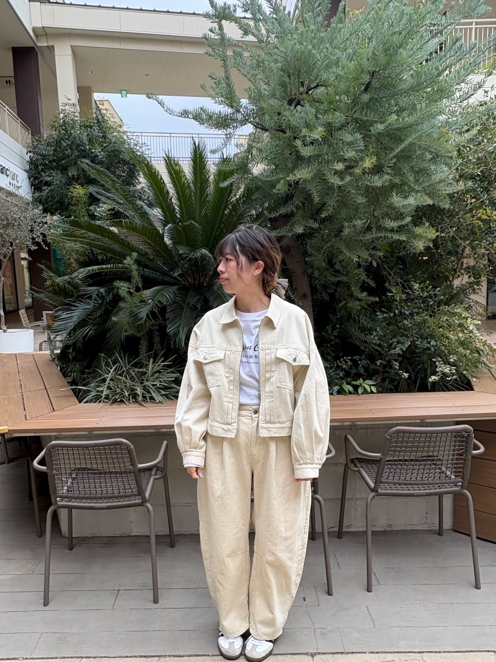 ホワイト系のTシャツ/カットソー、ホワイト系のブルゾン、ホワイト系のスニーカーを着用したレディースの冬コーディネートの1枚目の写真