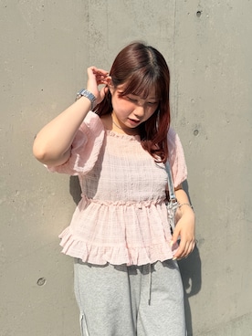「w closet（ダブルクローゼット）の【2WAY/5色展開】オフショルフリルブラウス（シャツ/ブラウス、ピンク系）」を使った、みさとさん（レディース・152cm）の夏コーディネート