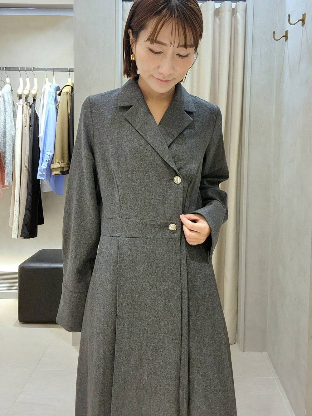 ブラウン系のブーツ、グレー系のワンピースを着用したレディースの秋コーディネートの1枚目の写真