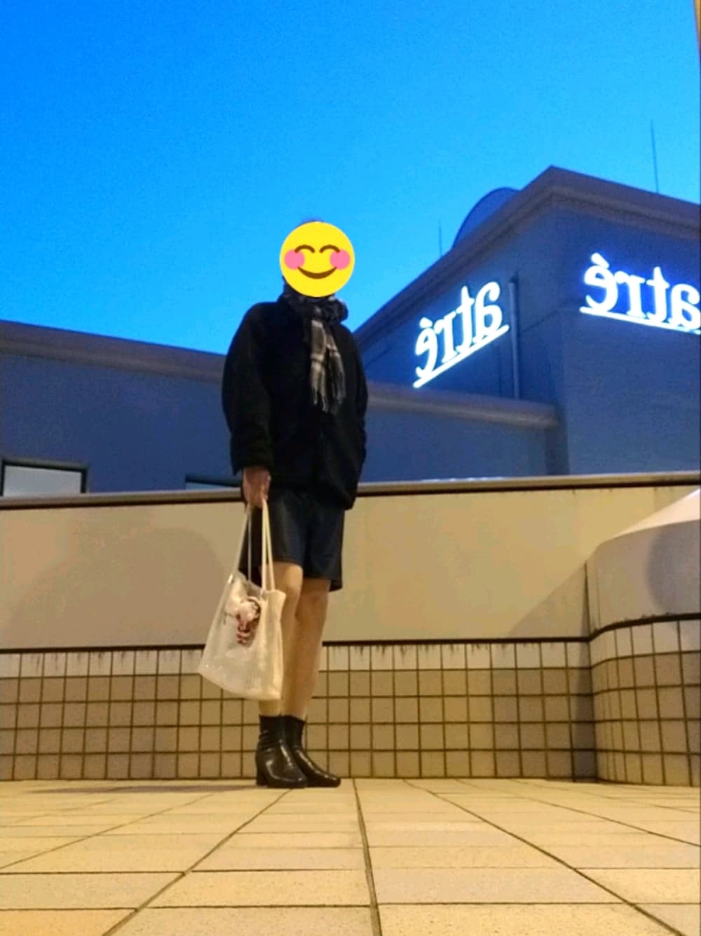 「高身長女子、高身長コーデ 、冬コーデ、プチプラコーデ、ブラックコーデ、ワントーンコーデ、ボアジャケット、レザーパンツ、黒ブーツ、ショートブーツ」｜「velikoko ラクチンきれいシューズのアイテム（ブーツ、ブラック系）」を使った、たまさん（レディース・175cm）の冬コーディネートの1枚目の写真