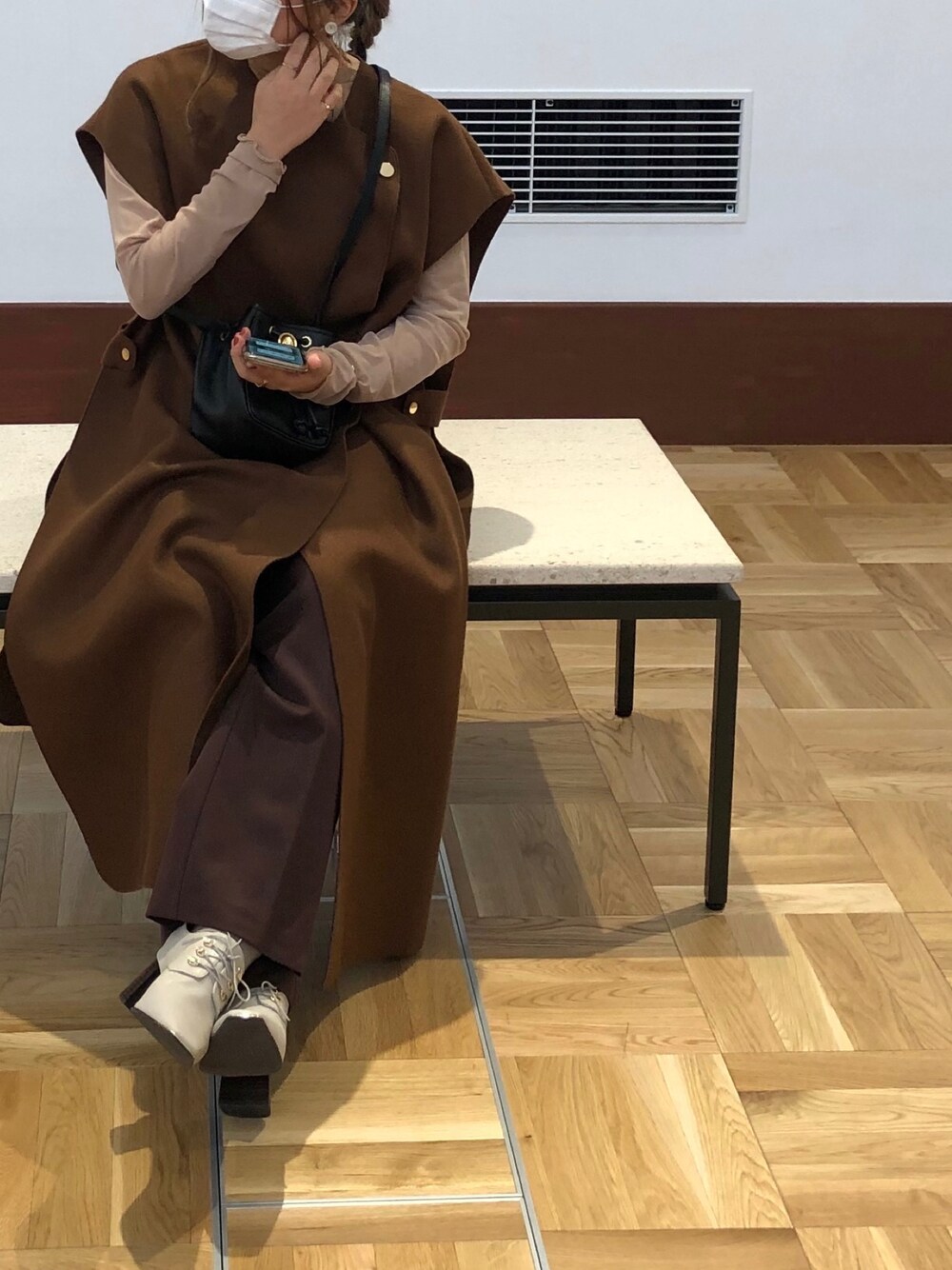 「未来のWEARISTAプロジェクト、秋のコーデ、冬コーデ、休日スタイル、シンプルスタイル、お洒落さんとつながりたい、大人コーデ、キレイめ、ワントーンコーデ、ブラウンコーデ、骨格ストレート、美術館コーデ、いいね、save、フォローお願いします🤑」｜「select MOCAの2020 A/W オーバーサイズロングベスト/サイドスリットボタンデザインベルト付きノースリーブコート（ベスト、ブラウン系）」を使った、Comaaさん（レディース・158cm）の秋コーディネートの1枚目の写真